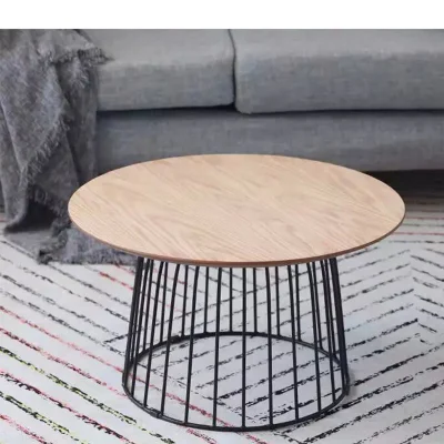 木製トップと金属構造のモダンなコーナーソファテーブル