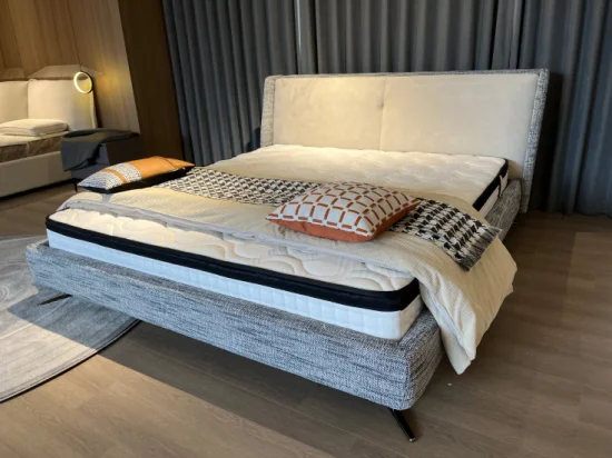 最新のイタリア製高級寝室家具、大きなヘッドボード、キングサイズベッド、モダンな布張りのダブルベッド